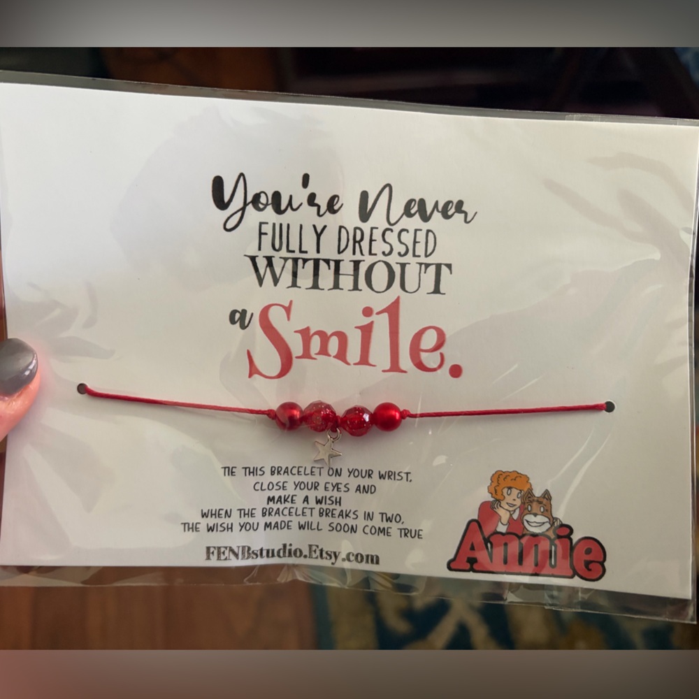 DEALER THEATER LOT 100 Annie Red Beaded Wish Bracelets